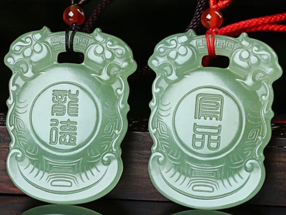和田玉龙凤牌吊坠图片 佩戴的禁忌