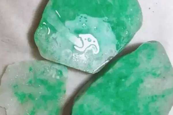 假翡翠原石加工过程