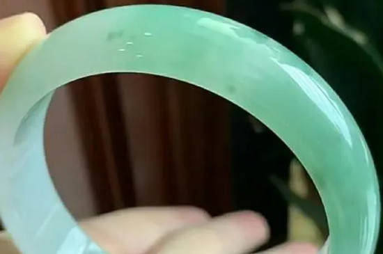 翡翠裂纹和石纹的区别