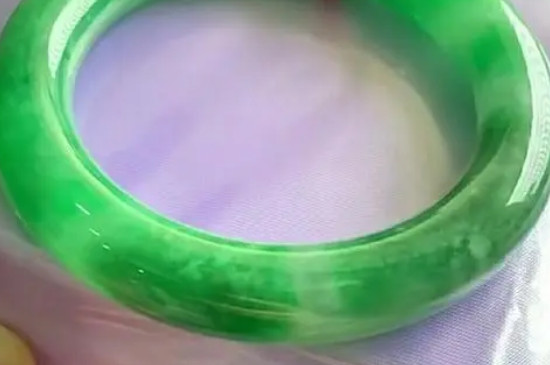 翡翠裂纹和石纹的区别