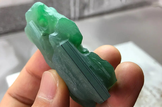 翡翠容易碎吗
