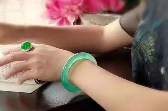 戴翡翠对身体有什么好处