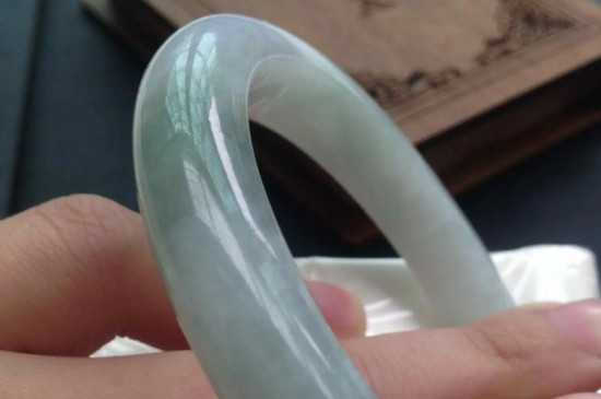 翡翠的种水分为九个等级