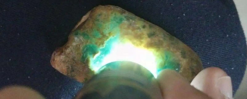 a货翡翠在手电光下图