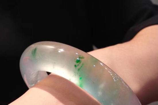 翡翠起荧光是什么意思