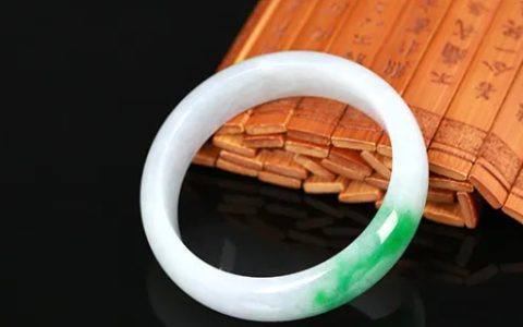 怎么选翡翠手镯