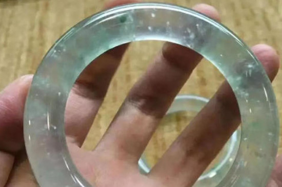 翡翠表面有小坑是属于瑕疵吗