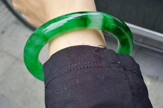 翡翠手镯怎么看大小合适不