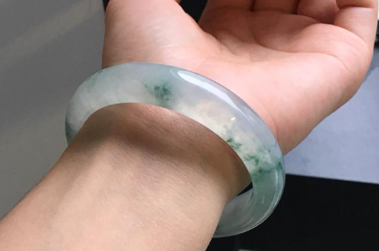 飘花玉镯是什么玉