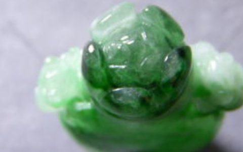 翡翠起荧光是不是假的