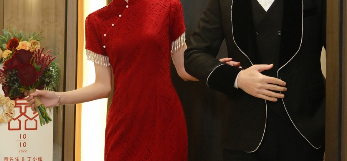 女性订婚穿什么衣服好