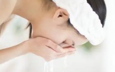 白醋加盐洗脸的正确方法